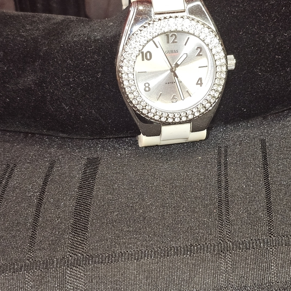 Vintage Guess Watch - Picture 6 of 10
